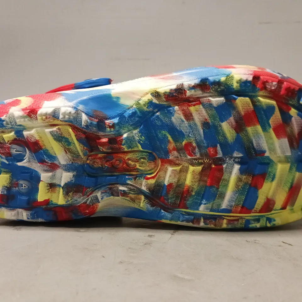 PAIR OF CROCS CLASSIC LINED MARBLED CLOGS IN MULTICOLOUR UK SIZE J4