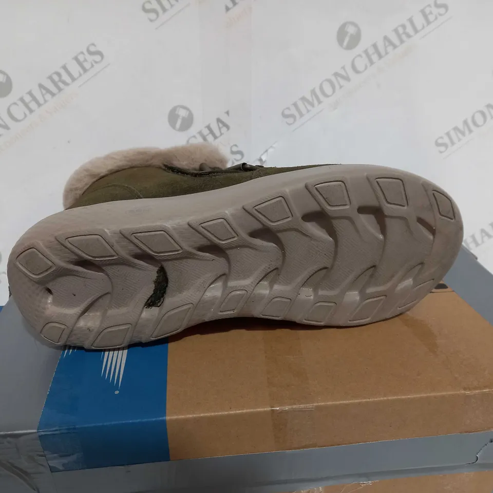 SKETCHERS ON THE GO BOOTS SIZE 4.5