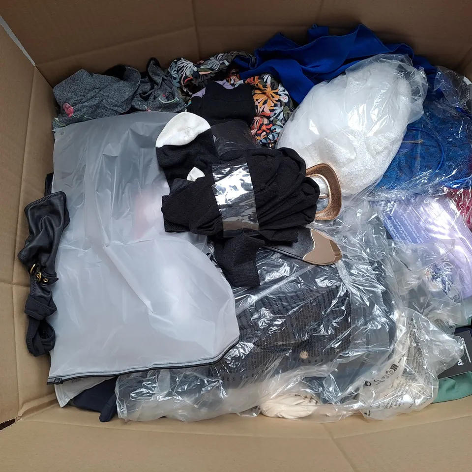 BOX OF APPROXIMATELY 20 ASSORTED CLOTHING AND FASHION ITEMS IN VARIOUS STYLES AND SIZES TO INCLUDE TOPS , DRESSES , JEANS , ETC