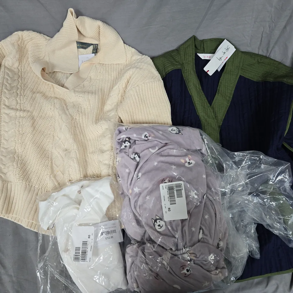 APPROXIMATELY 15 ASSORTED CLOTHING ITEMS IN VARIOUS SIZES, COLOURS & STYLES TO INCLUDE BRANDS SUCH AS BEN DE LISI, RUTH LANGSFORD, COZEE HOME, ETC