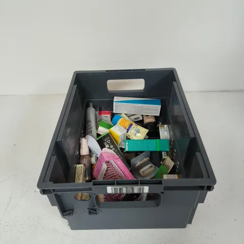 TOTE OF APPROXIMATELY 15 ASSORTED COSMETICS TO INCLUDE: BRUSHWORKS DETANGLING BRUSH