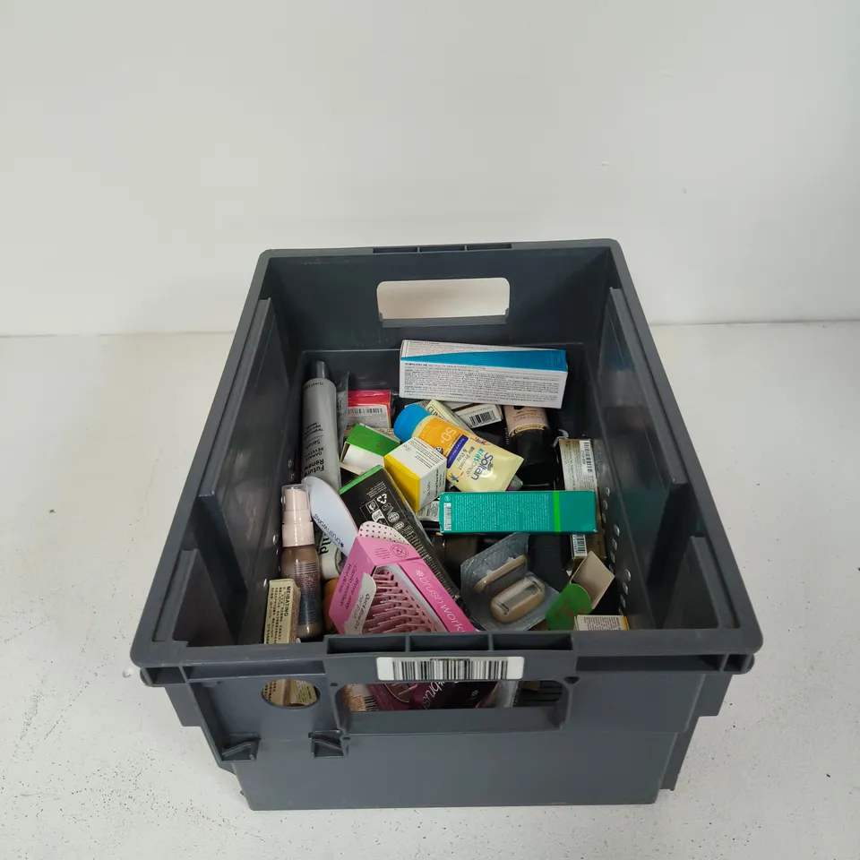 TOTE OF APPROXIMATELY 15 ASSORTED COSMETICS TO INCLUDE: BRUSHWORKS DETANGLING BRUSH