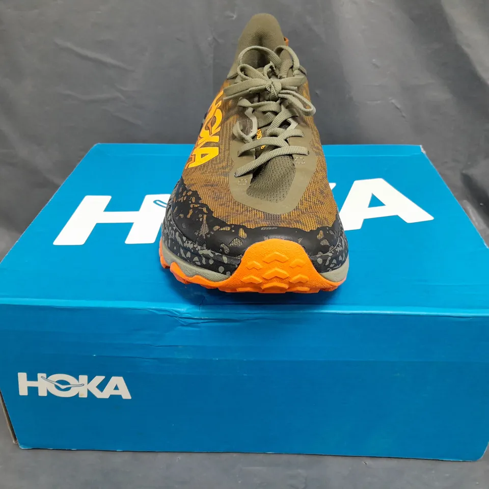 BOXED PAIR OF HOKA SPEEDGOAT 6 WIDE TRAINERS IN MULTICOLOUR SIZE UK 9.5