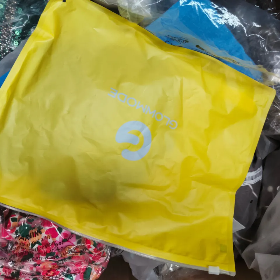 APPROXIMATELY 20 ASSORTED CLOTHING AND FASHION PRODUCTS IN VARIOUS STYLES AND SIZES - COLLECTION ONLY
