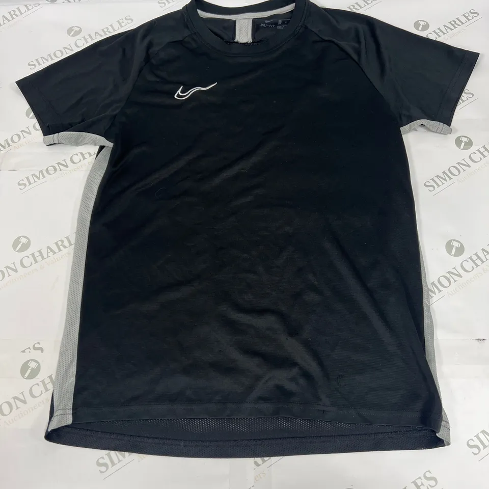 NIKE DRIFIT SHORT SLEEVED T SHIRT IN BLACK SIZE LARGE 