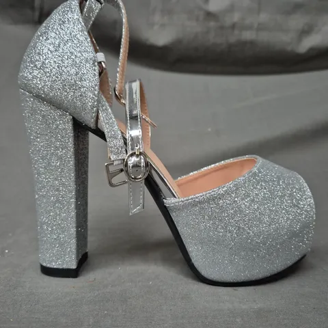 BOXED PAIR OF UNBRANDED PEEP TOE HIGH BLOCK HEEL SHOES IN SILVER W. GLITTER EFFECT 38