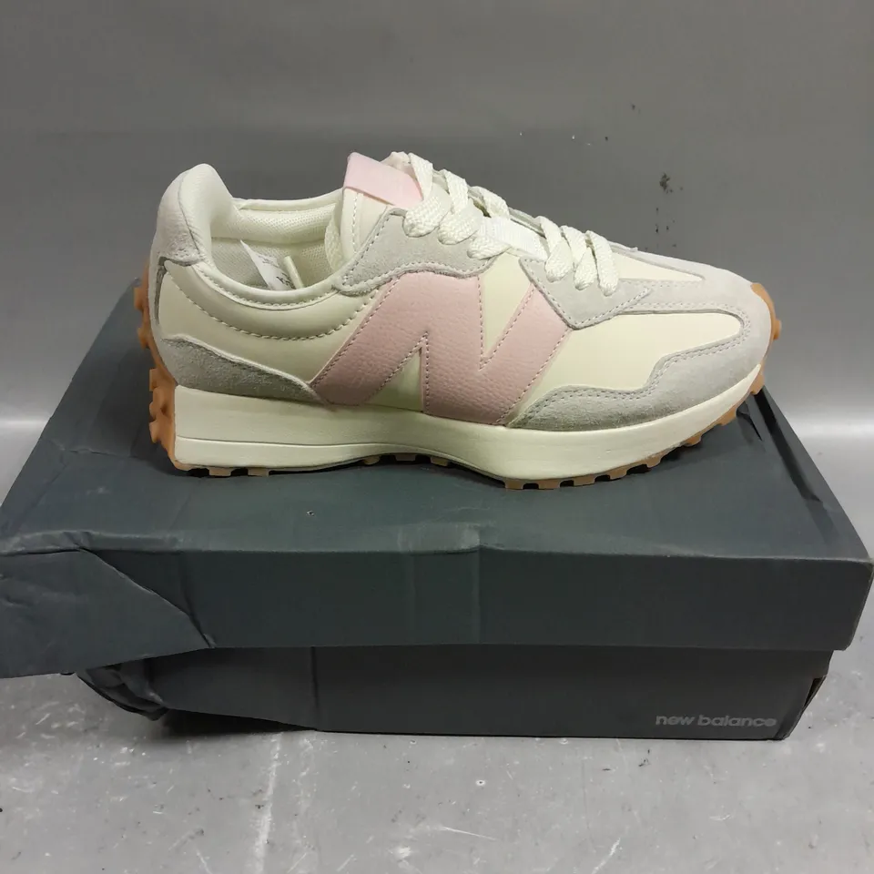 BOXED PAIR OF NEW BALANCE LIFESTYLE WOMENS TRAINERS - 5