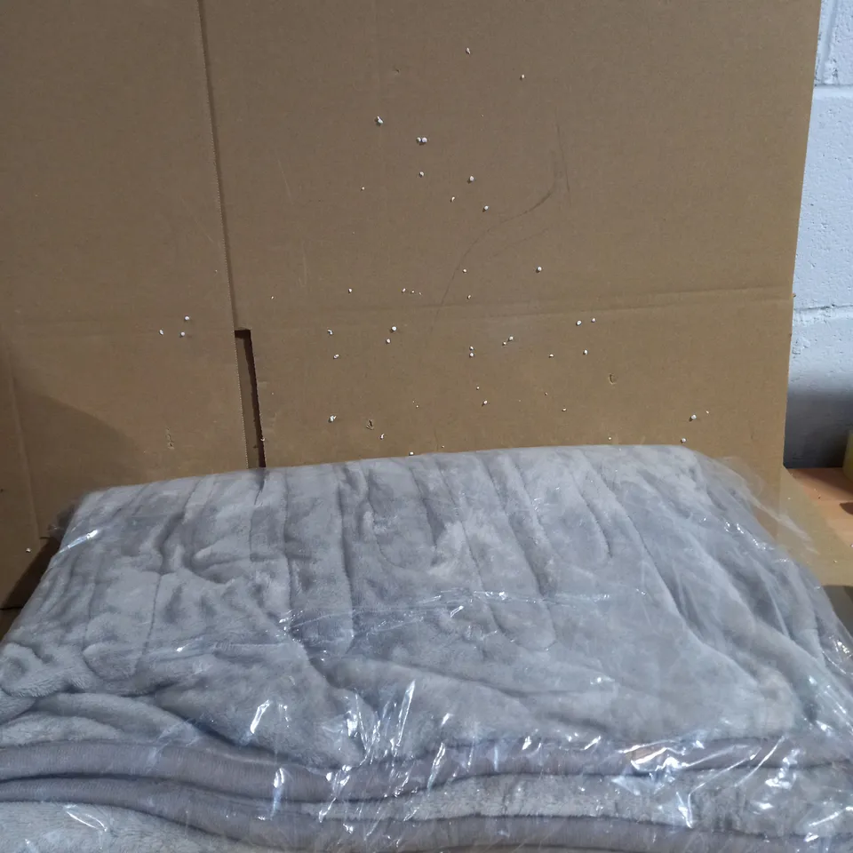  COZEE HOME HEATED PLUSH WASHABLE THROW - SILVER GREY