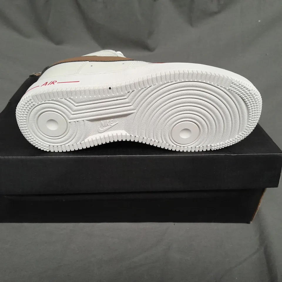 BOXED PAIR OF WOMENS AIR FORCE 1 '07 TRAINERS SIZE 4