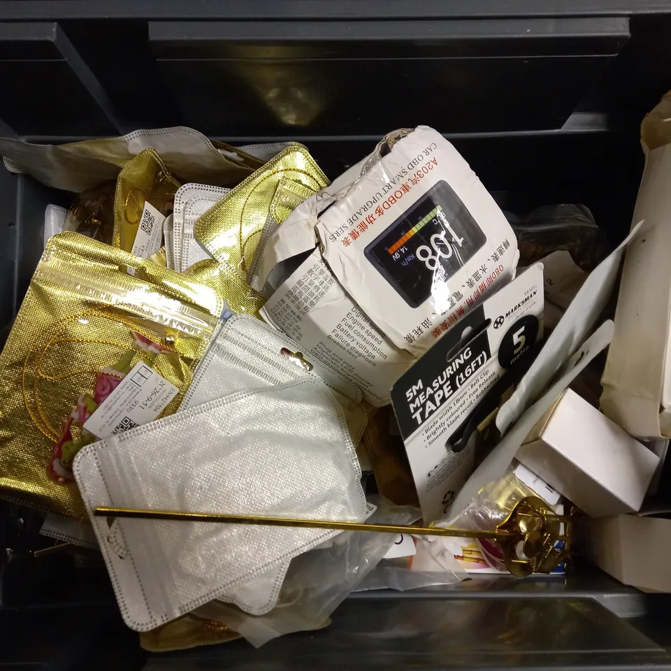 BOX OF APPROX 10 HOUSEHOLD ITEMS TO INCLUDE MINI STAPLER, MARKSMAN SCREWDRIVER SET AND SUPER LOG SPLITTING WEDGE