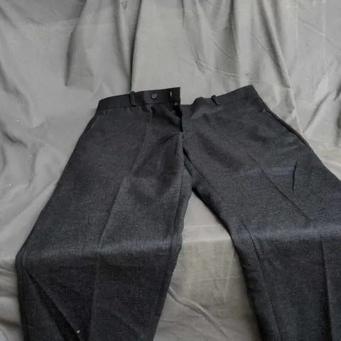 BOX OF APPROXIMATELY 25 ASSORTED CLOTHING ITEMS INCLUDING MENS GREY TROUSERS , BLACK QUILTED JACKET AND CREAM JACKET