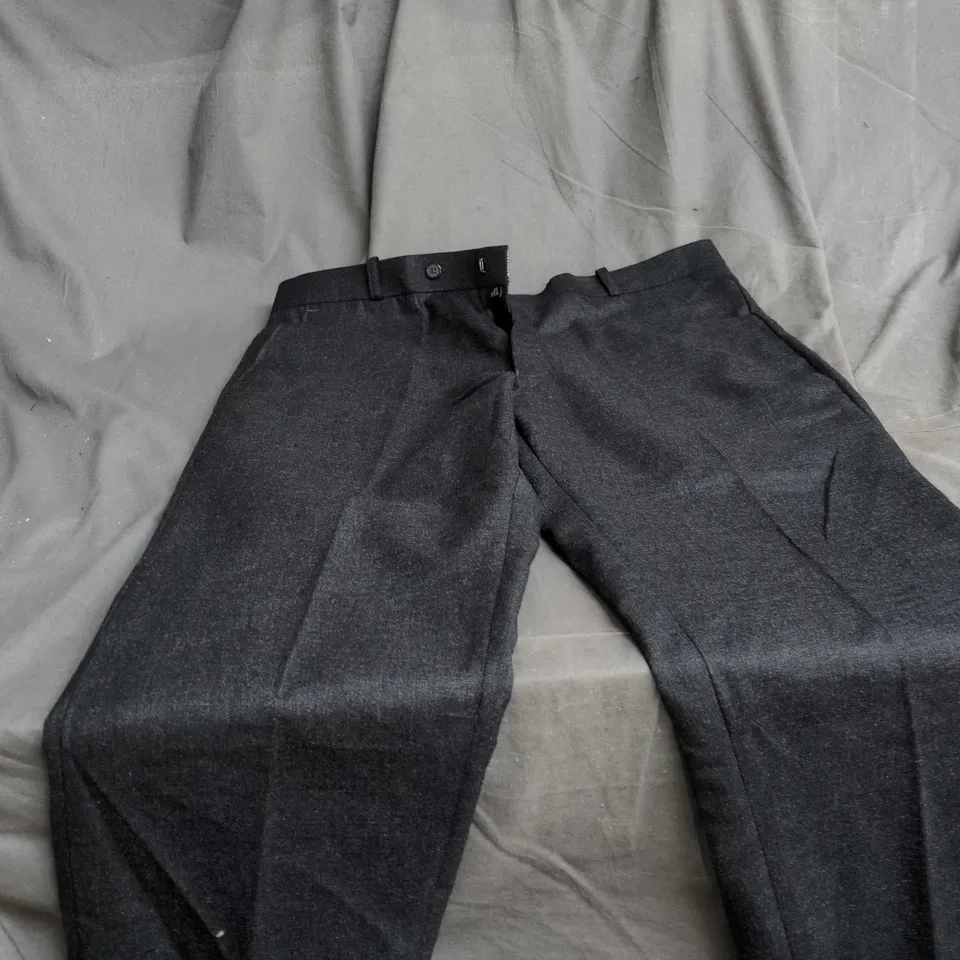 BOX OF APPROXIMATELY 25 ASSORTED CLOTHING ITEMS INCLUDING MENS GREY TROUSERS , BLACK QUILTED JACKET AND CREAM JACKET 