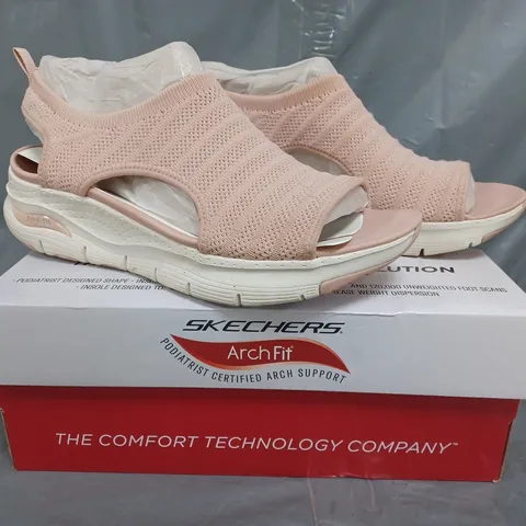 BOXED PAIR OF SKECHERS DARLING DAYS SANDALS IN BLUSH SIZE 6