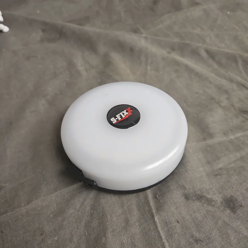 BOX OF APPROXIMATELY 8 ASSORTED HOUSEHOLD ITEMS INCLUDING SFIX LIGHT STRANDS AND FESTIVE REINDEER ORNAMENT