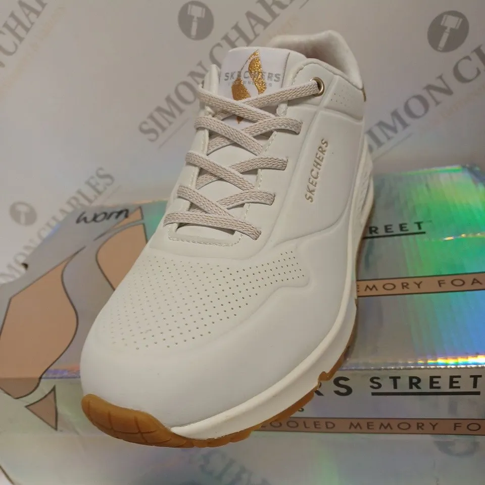 BOXED SKECHERS UNO MET TRIM TRAINERS, WHITE - SIZE 5