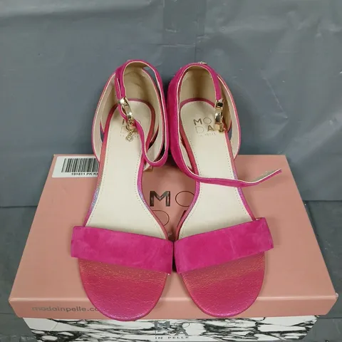 BOXED PAIR OF MODA IN PELLE OREENA BLOCK HEEL SANDALS - UK SIZE 39