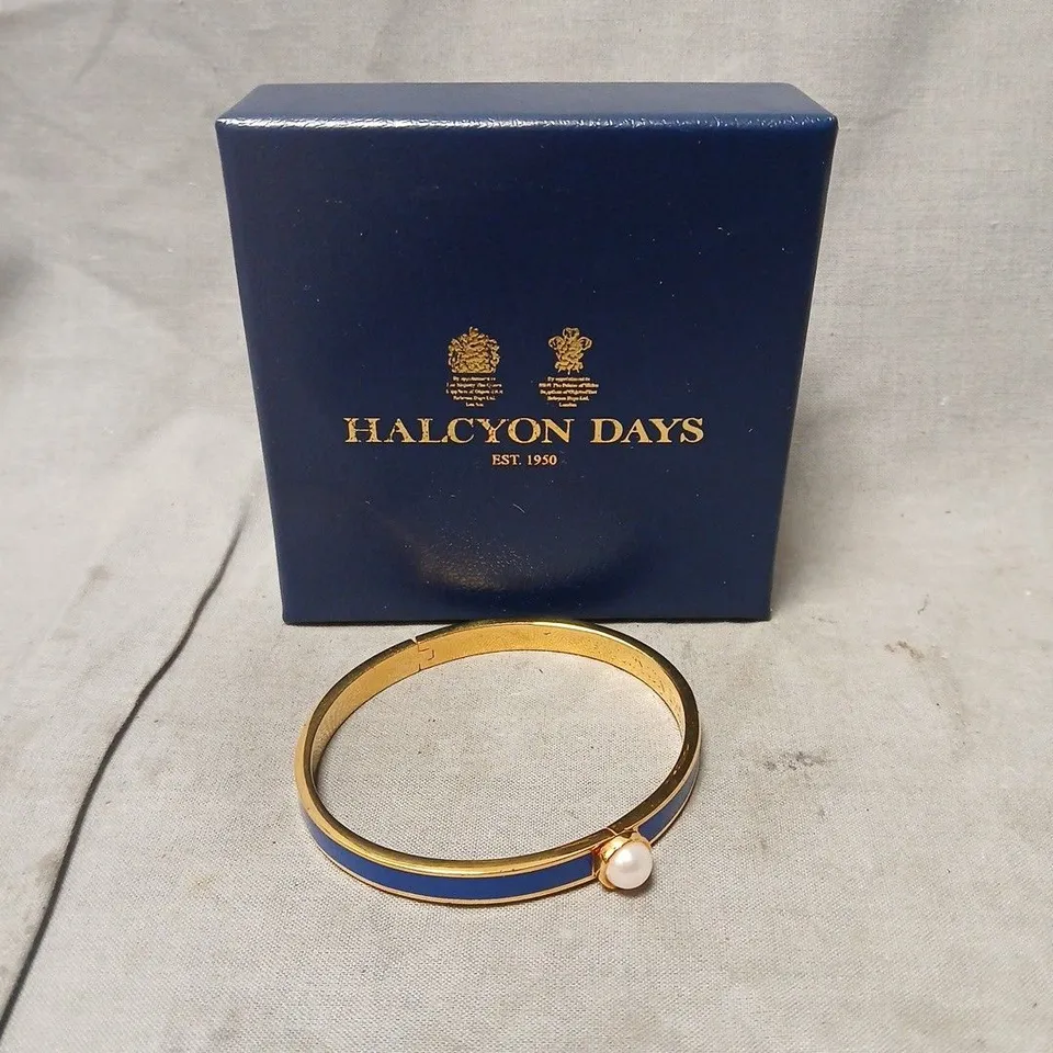 HALCYON DAYS BLUE ENAMEL BRACELET WITH PEARL ACCENT – GOLD TONE