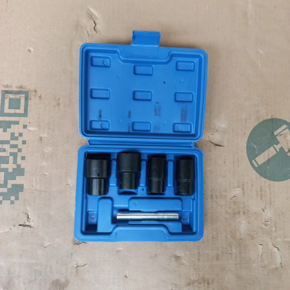 BLUE PLASTIC SOCKET SET IN CASE – INCLUDES FOUR SOCKETS AND DRIVE BAR