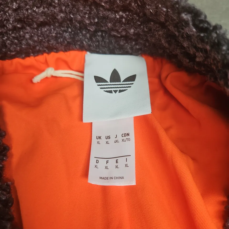 ADIDAS TRACKSUIT BOTTOMS – GREY TEXTURED FLEECE, WHITE SIDE STRIPES, ORANGE LINING, UK XL