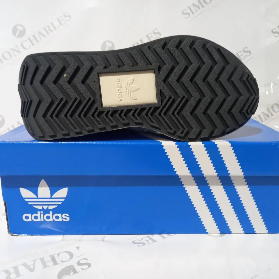 BOXED PAIR OF ADIDAS COUNTRY XLG SHOES IN WHITE/GREEN/YELLOW UK SIZE 5