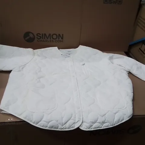 BOXED BRAND NEW APPROXIMATELY 5 SIMPLY BE QUILTED WHITE JACKET SIZE 30
