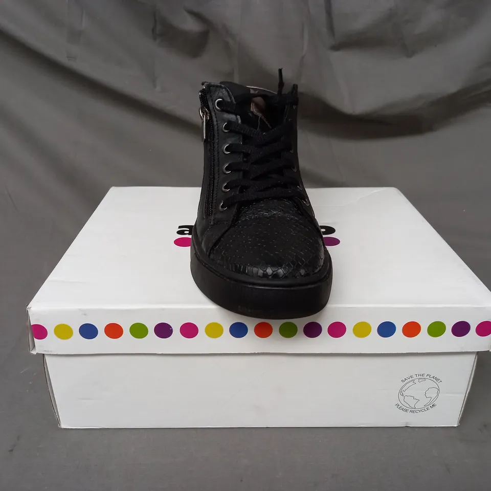 BOXED PAIR OF ADESSO LUNA ZIP TRAINERS IN BLACK SIZE 6