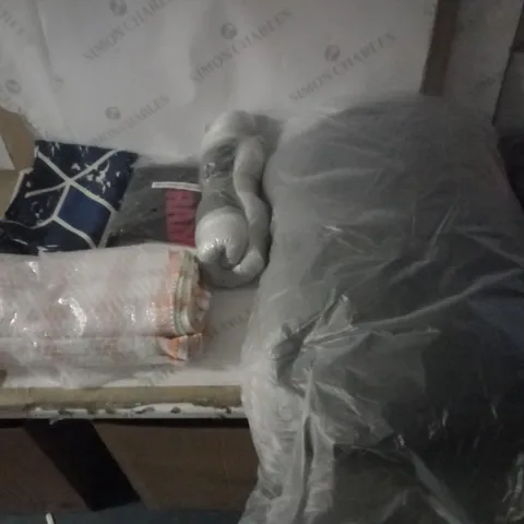 GROUP OF APPROX 5 ASSORTED ITEMS TO INCLUDE BLANKET, DECKCHAIR COVER, TEATOWEL ETC