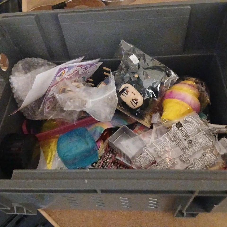 LARGE QUANTITY OF ASSORTED TOYS AND ACCESSORIES TO INCLUDE; CROCHET KIITS, GCSE EDEXCEL FRENCH VOCABULARY, NEE DOH GLOW AND STICKERS