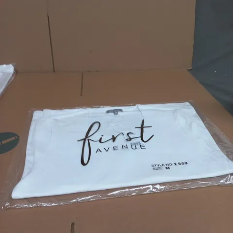 FIRST AVENUE LEISUREWEAR T-SHIRT – WHITE – SIZE M