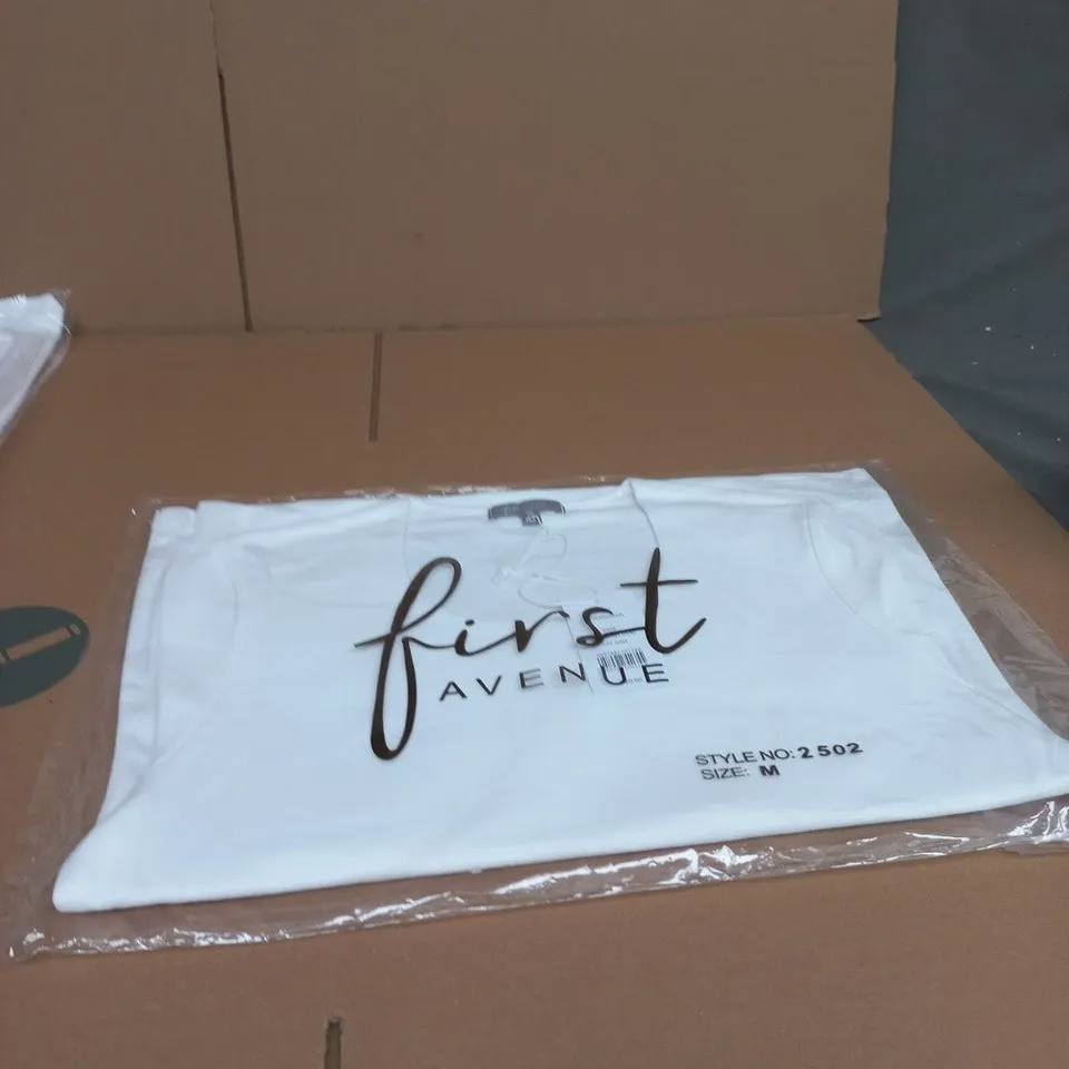 FIRST AVENUE LEISUREWEAR T-SHIRT – WHITE – SIZE M