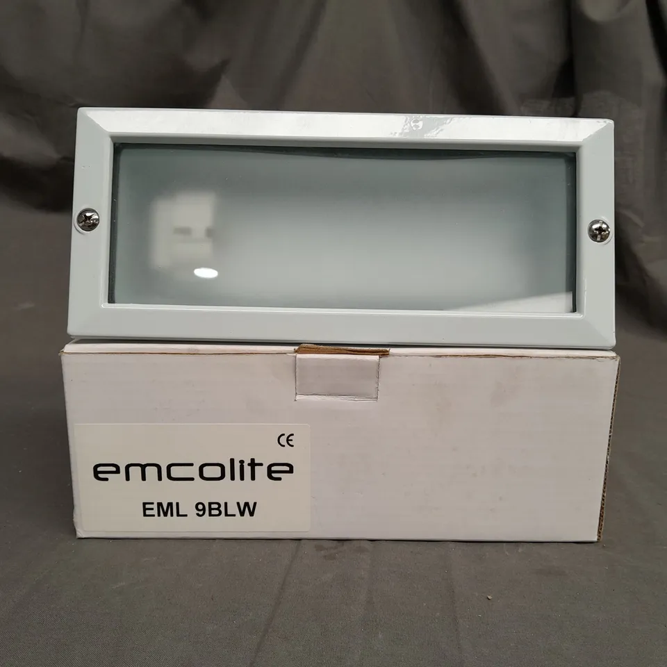 BOX OF APPROX 15 EMCOLITE EML 9BLW 