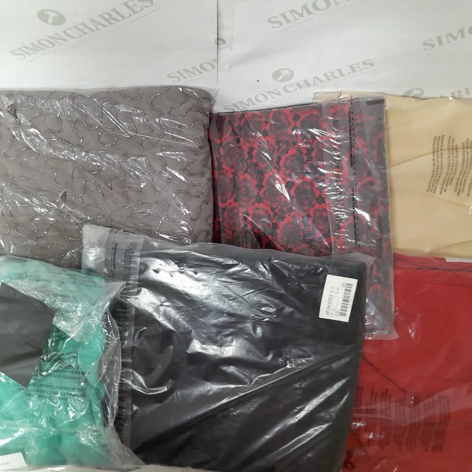 LOT OF APPROX 16 CLOTHING ITEMS IN VARIOUS STYLES, COLOURS AND SIZES 