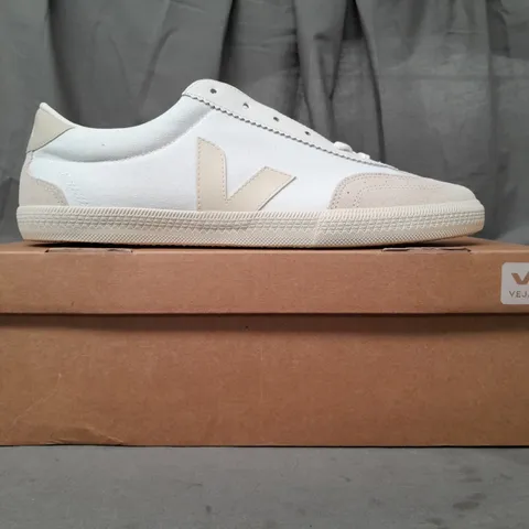 BOXED PAIR OF VEJA SHOES IN WHITE/BEIGE UK SIZE 11