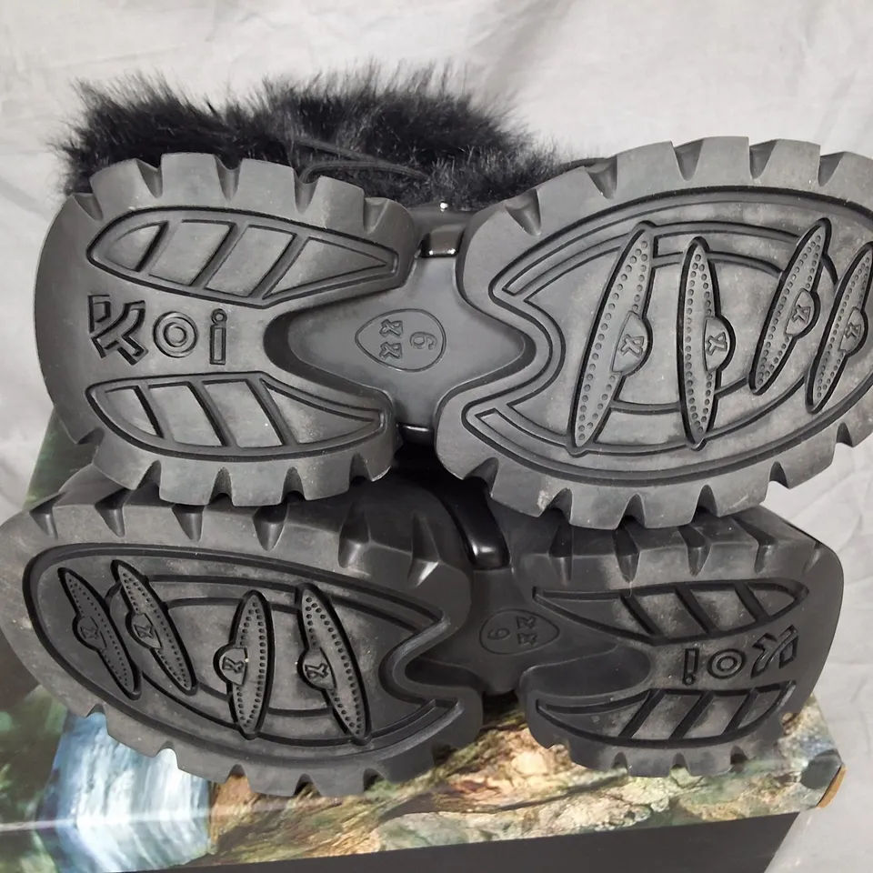 BOXED KOI MIDNIGHT SASQUATCH FLUFFY SNOW BOOTS IN BLACK - UK 6