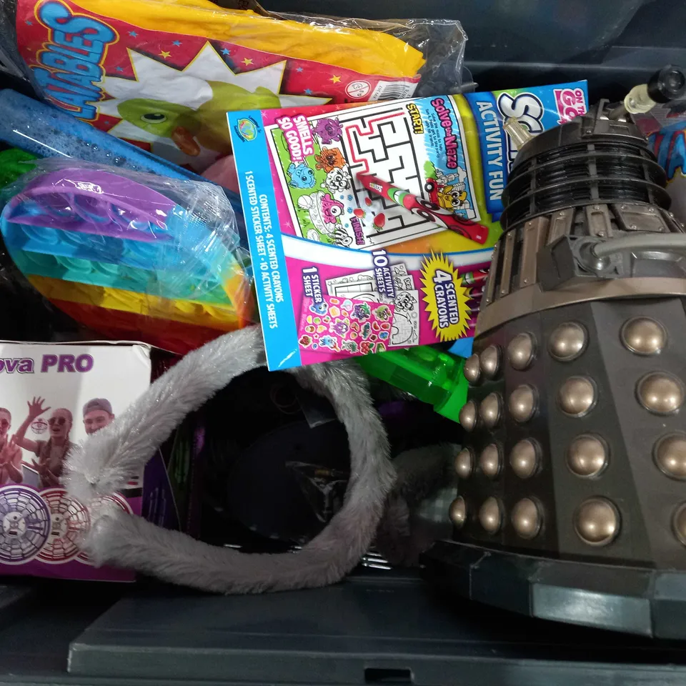 BOX OF APPROX 20 ASSORTED TOYS TO INCLUDE - KIDS CREATE 100 CRAFTS STICKS - ON THE GO SCENTOS ACTIVITY FUN - WESCO DALEKS ECT