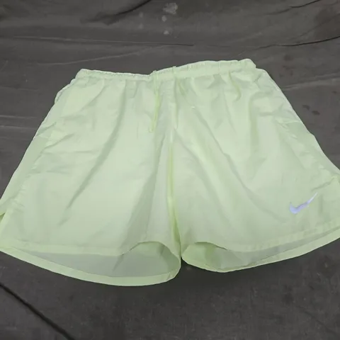 NIKE LOGO CASUAL SHORTS - SIZE M