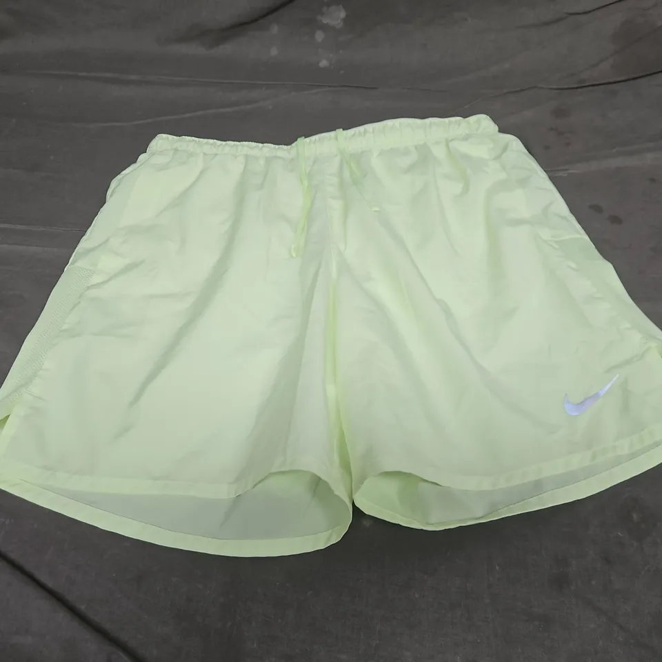 NIKE LOGO CASUAL SHORTS - SIZE M
