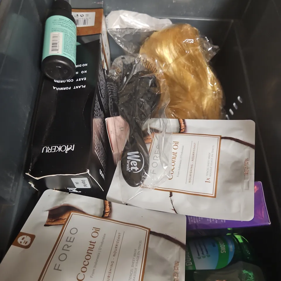 APPROXIMATEY 20 ASSORTED HEALTH AND BEAUTY PRODUCTS TO INCLUDE - REVOLUTION LIP MASK DUO - BONDI SANDS SPF 50+ LIP BALM - VIRTUE HEALING OIL - ETC