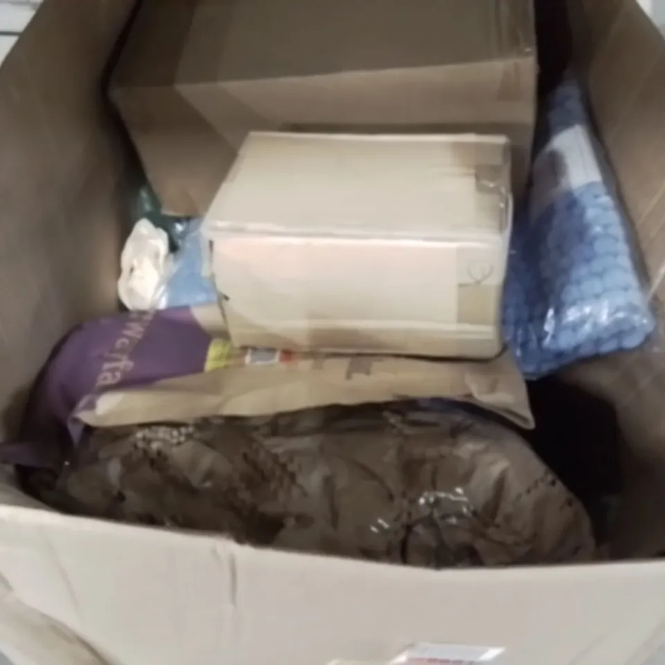 ASSORTED SOFT FURNISHINGS AND ACCESSORIES 