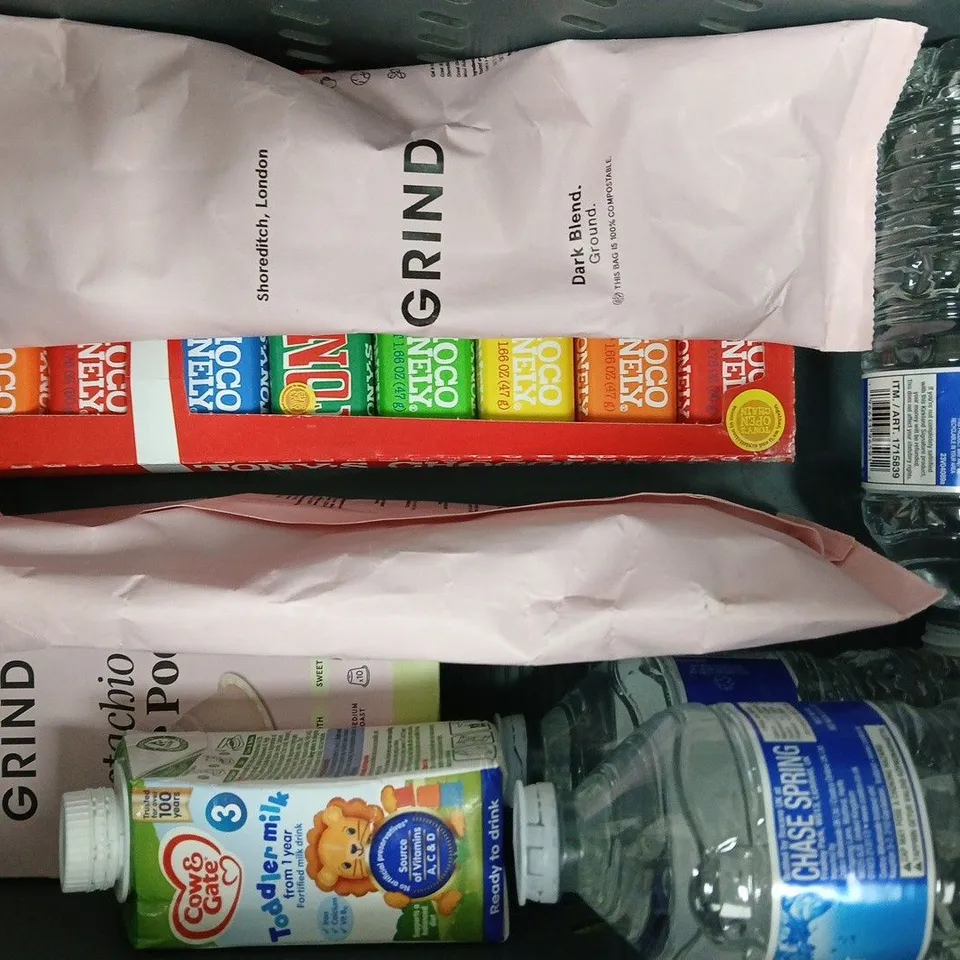 APPROXIMATELY 10 ASSORTED FOOD AND DRINK ITEMS TO INCLUDE PEPSI, FRAY BENTOS, FANTA, ETC