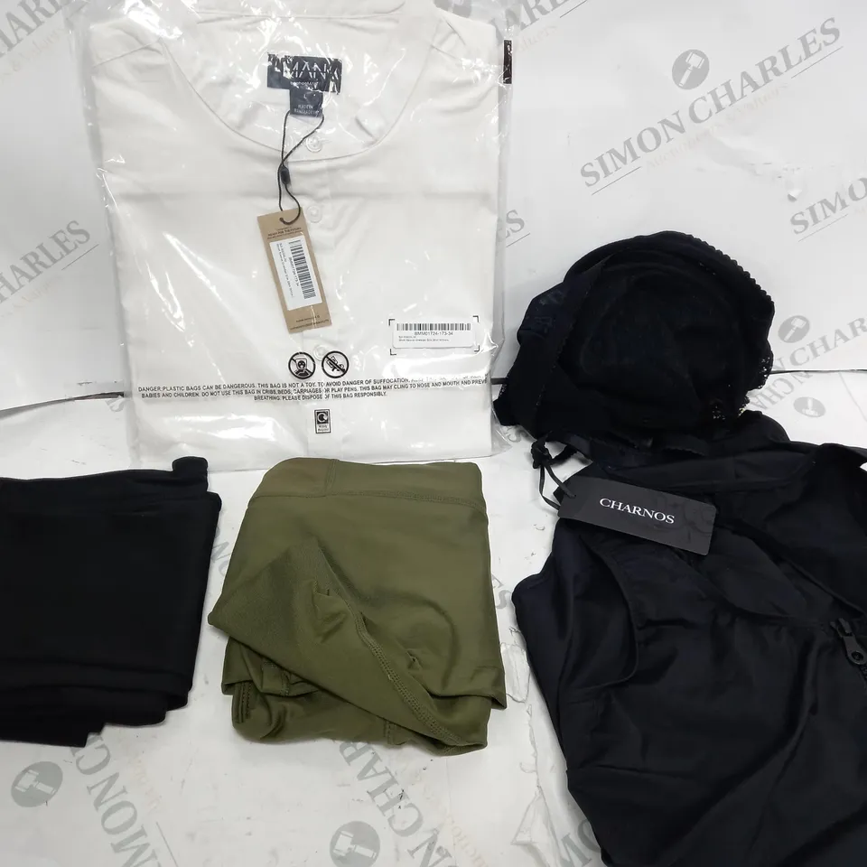LOT OF CLOTHES APPROXIMATELY 30 TO INCLUDE T-SHIRTS, SCARF, JACKET ETC