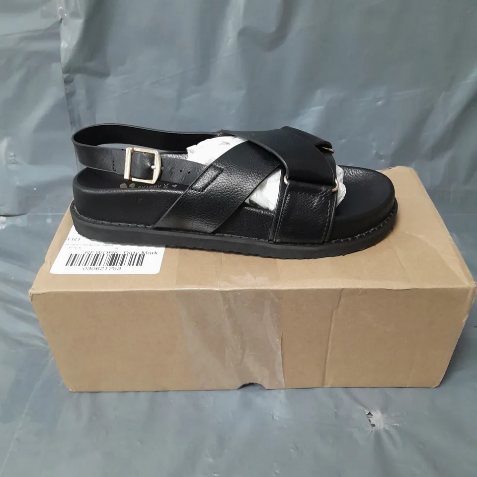 STRAPPED CHUNKY FLAT SANDAL IN BLACK - 4