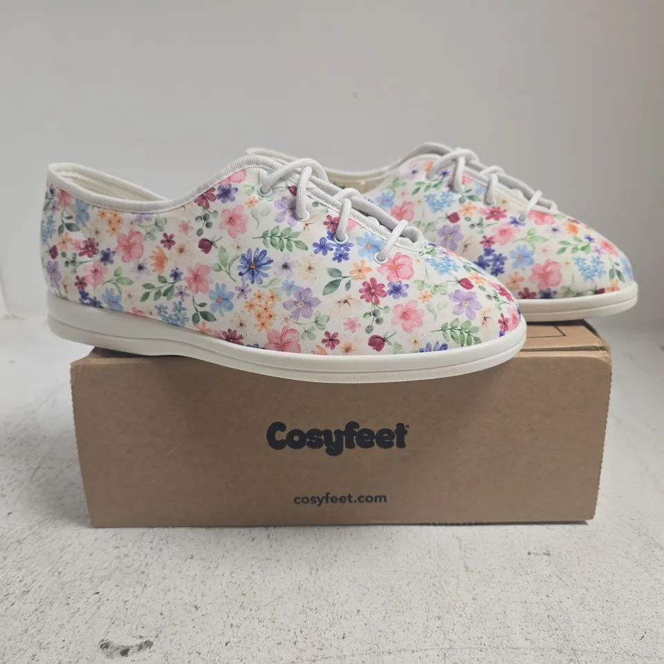 BOXED PAIR OF COSYFEET SAMMI SHOES IN MEADOW WHITE/FLORAL SIZE UK 8