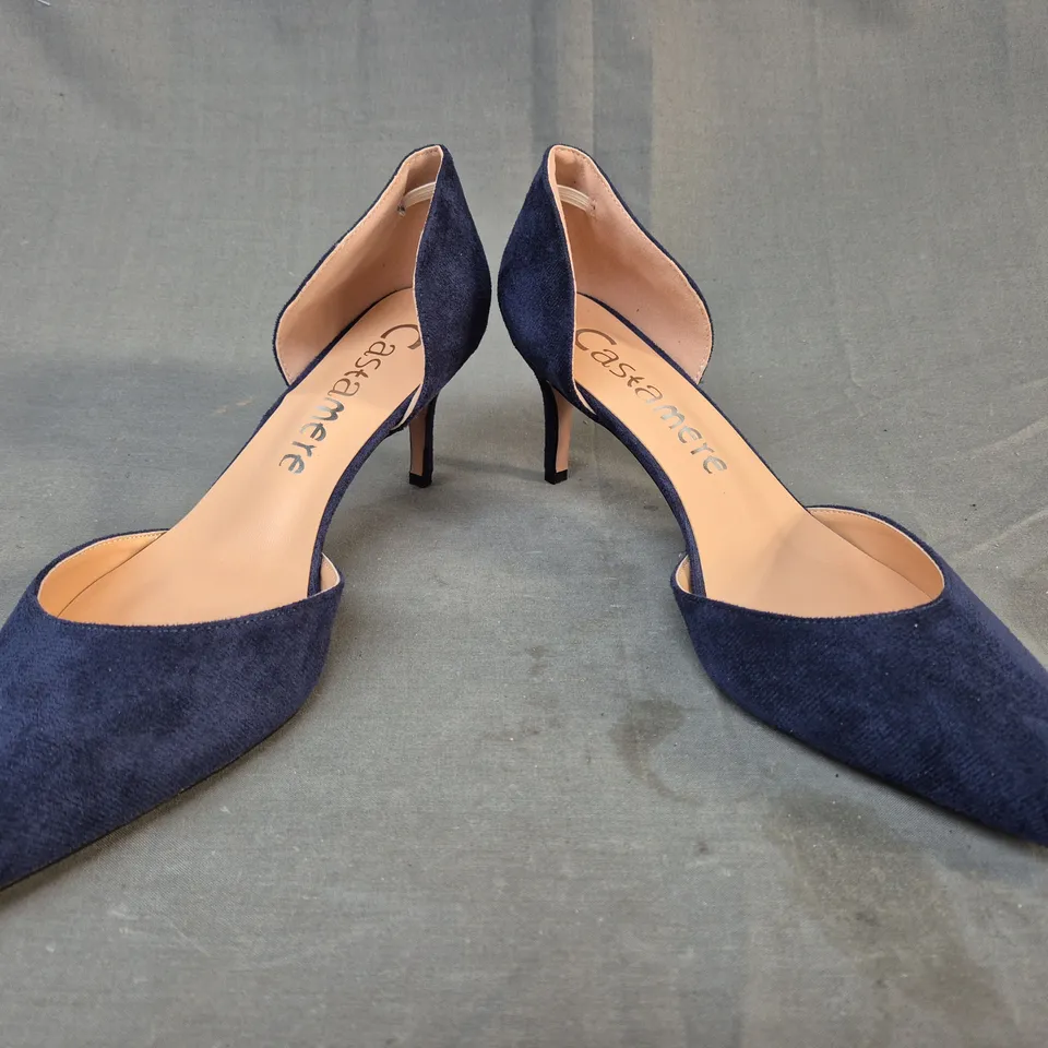 BOXED PAIR OF POINTED TOE HEELED SHOES IN NAVY EU SIZE 42.5