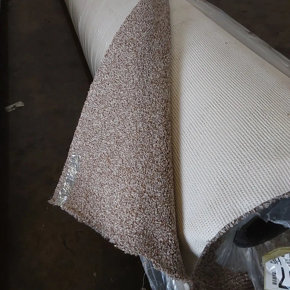 ROLL OF QUALITY DARTMOOR TWIST SB CARPET // APPROX SIZE: 21.4 X 4m