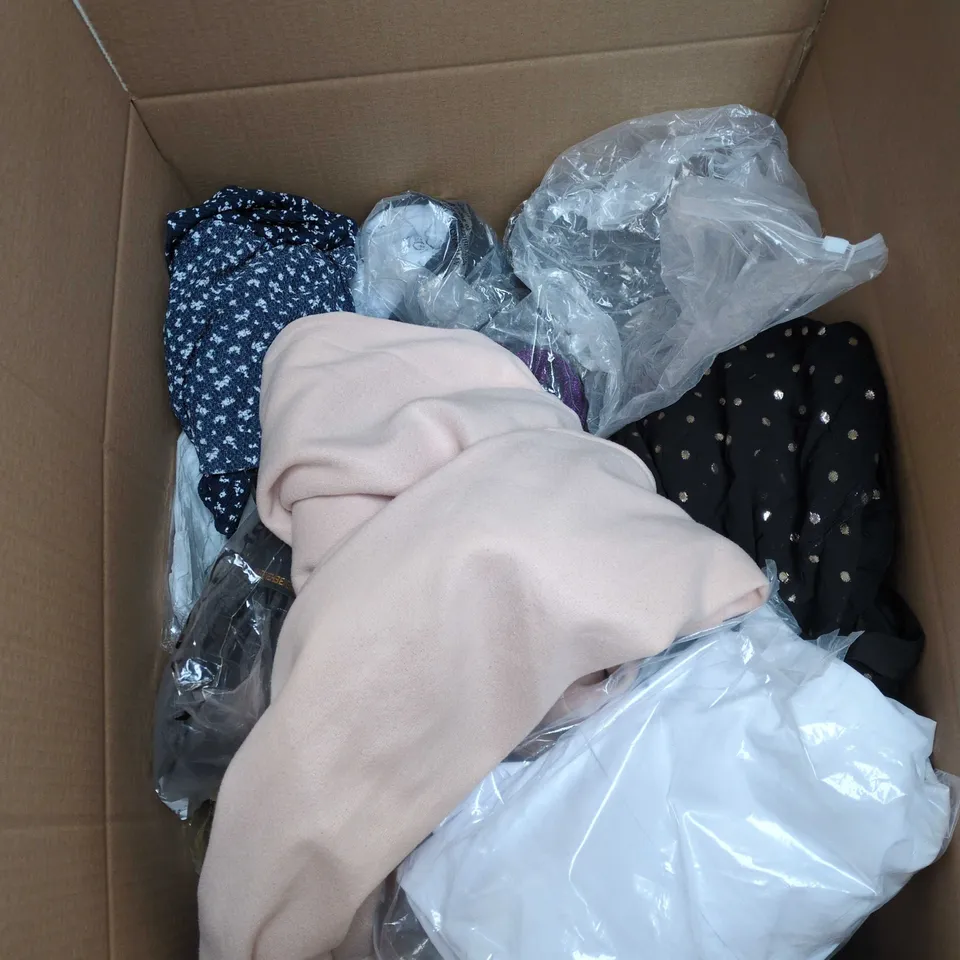 BOX OF APPROXIMATELY 15 ASSORTED CLOTHING ITEMS TO INCLUDE SPORTS SOCKS, BELTS, BABY GROW WITH GOLF THEME, ORANGE KNITTE DRESS ETC