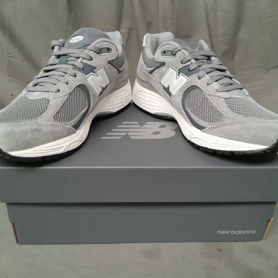 BOXED PAIR OF NEW BALANCE 2002R RUNNING TRAINERS IN GREY/WHITE UK SIZE 5.5