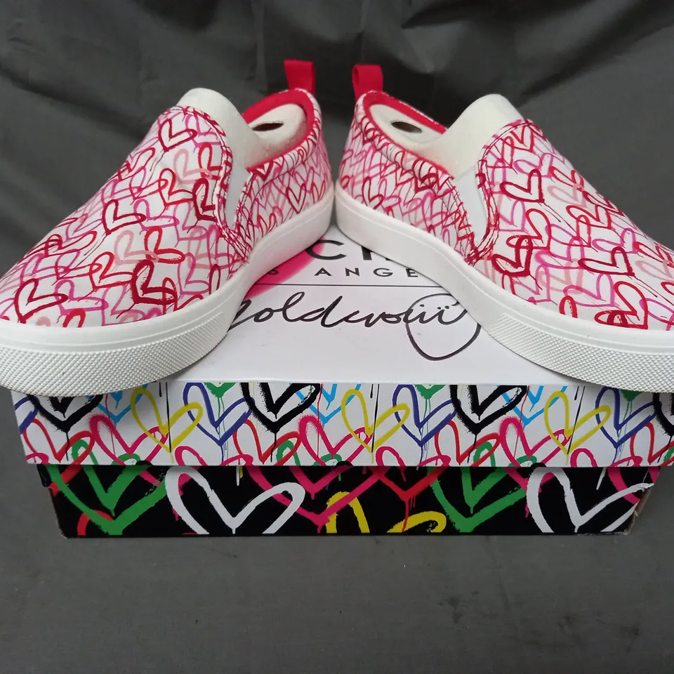 BOXED PAIR OF SKECHERS SLIP-ON TRAINERS IN WHITE/PINK 6