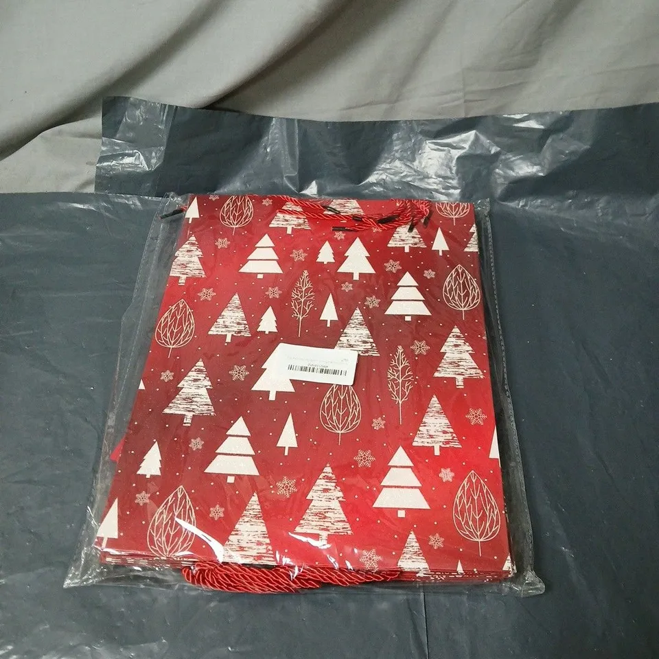 BOX OF APPROXIMATELY 20 ASSORTED HOUSEHOLD ITEMS INCLUDING ORANGE PEELER , CHRISTMAS GIFT BAGS AND LED LIGHT 