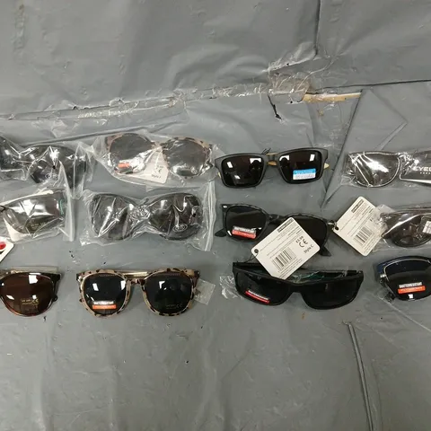 APPROXIMATELY 200 ASSORTED FASHION GLASSES BY OBJECT IN VARIOUS STYLES AND SIZES